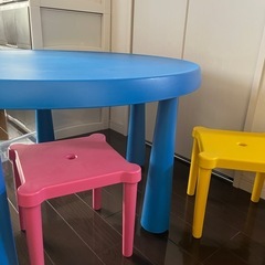 イケア　子ども用テーブルとイスの画像