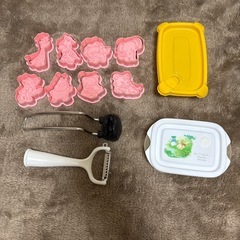 キッチン雑貨　水切りカゴ　千切りピーラー　型抜きの画像