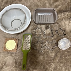 キッチン雑貨　水切りカゴ　千切りピーラー　型抜きの画像