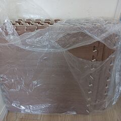 Foam mats （フォームマット）、コートラック、子ども用小さいテーブル＆椅子2脚の画像