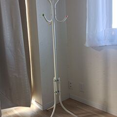 Foam mats （フォームマット）、コートラック、子ども用小さいテーブル＆椅子2脚の画像