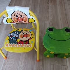 Foam mats （フォームマット）、コートラック、子ども用小さいテーブル＆椅子2脚の画像