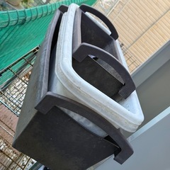 大きい植木鉢は１つ300円あとは無料です！の画像