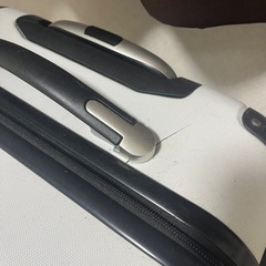 白　キャリーケースの画像