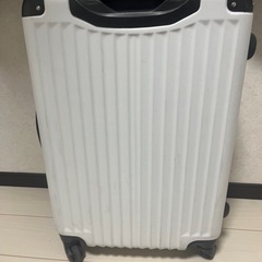 白　キャリーケースの画像