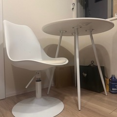 丸テーブル&チェアの画像
