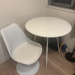 丸テーブル&チェアの画像