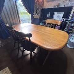 テーブルと椅子(4脚)のセットの画像