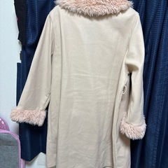 ベージュロングコートの画像