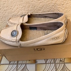 UGG ホワイト ローファーの画像