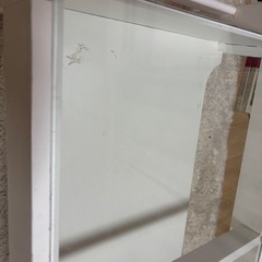 白テーブルの画像