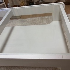 白テーブルの画像