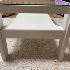 白テーブルの画像