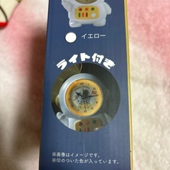 ヘッドホンと壁掛け時計の画像