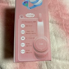 ヘッドホンと壁掛け時計の画像