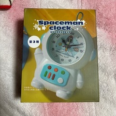 ヘッドホンと壁掛け時計の画像