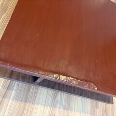 おしゃれな木製ウッドテーブルの画像