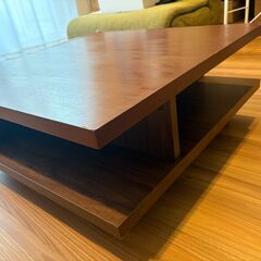 おしゃれな木製ウッドテーブルの画像