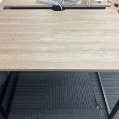 【中古】シンプルなデザインのオフィスデスク 事務机の画像