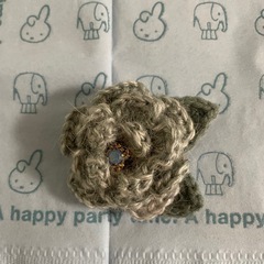 ハンドメイド製　バラのブローチの画像