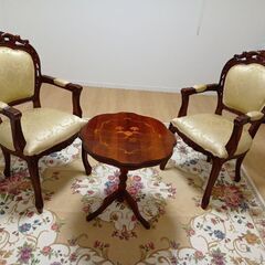 正方形のヨーロッパ風花柄高級ラグの画像