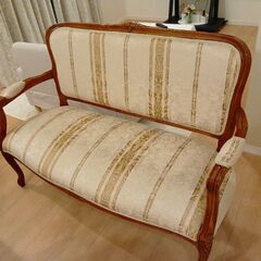 アンティークの猫足の2人かけ高級ソファの画像