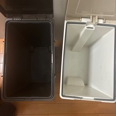 ゴミ箱2つの画像
