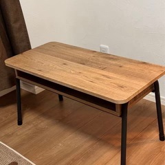 実木テーブルの画像