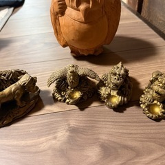 縁起の良さそうな木造や石像の画像