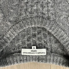 グレーニットセーターの画像