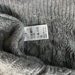 グレーニットセーターの画像