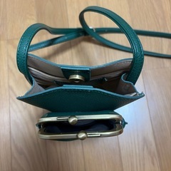 グリーンのショルダーバッグの画像