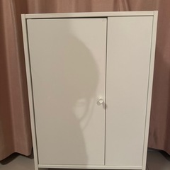 白いキャビネットの画像
