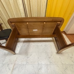 コイズミ大きめダイニングテーブルの画像