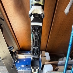 ロシニョールスキー板とストックの画像