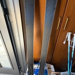 ロシニョールスキー板とストックの画像