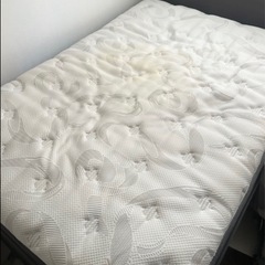 【ダブルベッド 即引き渡し可】マットレスx2+ベッドフレームの画像