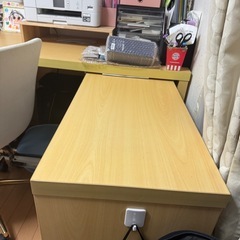お値段以上ニトリのデスク　L字型に引き出せるテーブルの画像
