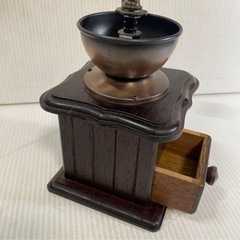 手挽きコーヒーミル 木製 ブラウン レトロ インテリアの画像