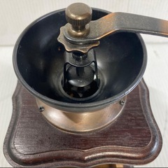 手挽きコーヒーミル 木製 ブラウン レトロ インテリアの画像