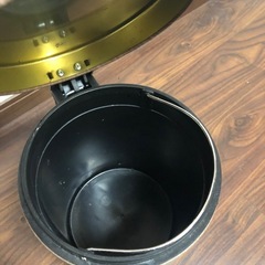 ペダル式ゴミ箱☆スチール製
の画像