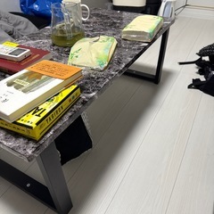 大理石風テーブルの画像
