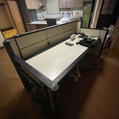 組み立て式のオフィスデスク。幅2mあります。の画像