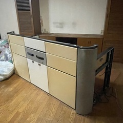 組み立て式のオフィスデスク。幅2mあります。の画像