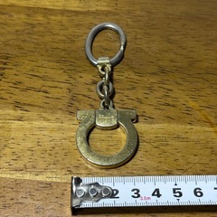 サルヴァトーレフェラガモ ガンチーニロゴ　キーリング　バッグチャームの画像