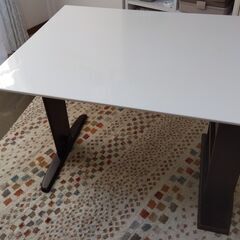 ダイニングテーブル（折りたたみ可、小家族用）の画像