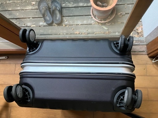 【美品】大容量スーツケース7泊以上2枚仕切り TSロック90L 黒 美品】大容量スーツケース7泊以上2枚仕切り TSロック90L 黒