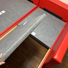 赤いベットフレームの画像