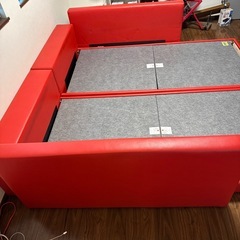 赤いベットフレームの画像