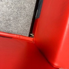 赤いベットフレームの画像